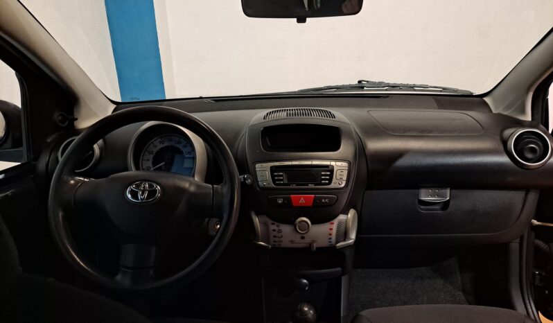 
								TOYOTA AYGO 1.0 LIVE completo									