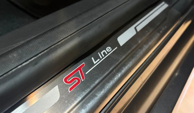 
								FORD FOCUS 1.0 ECOBOOST completo									